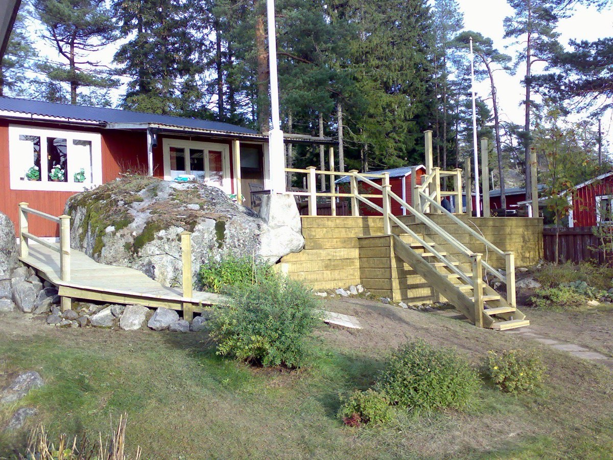 Nybyggd altan vid vatten